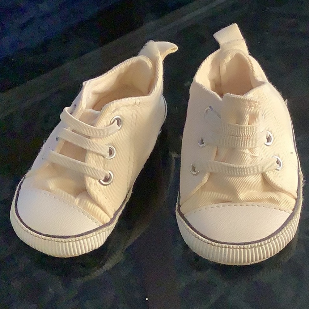 Old Navy White Baby Sneakers 6-12 months
